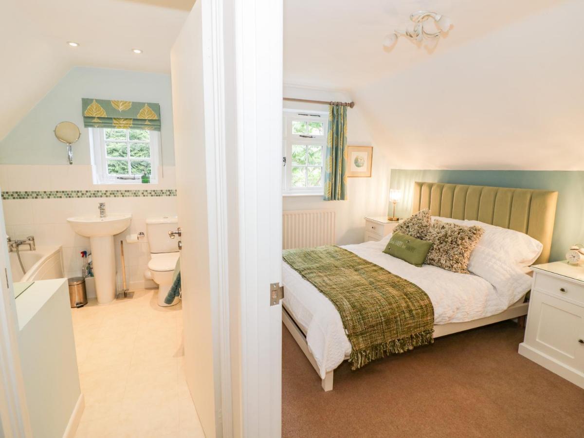 Hock-Tide Cottage เคนิลเวิร์ท ภายนอก รูปภาพ